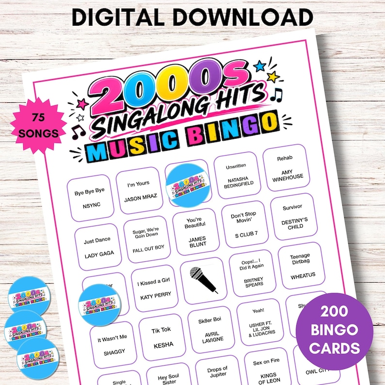 Puede incluir: Una tarjeta de juego de bingo musical de descarga digital titulada 2000s Singalong Hits Music Bingo con 75 canciones, que presenta una cuadr&iacute;cula de t&iacute;tulos y artistas, un icono de micr&oacute;fono y fichas circulares sobre un fondo blanco.