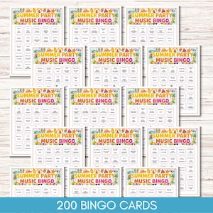 Puede incluir: Un conjunto de tarjetas de "Summer Party Music Bingo". Cada tarjeta tiene un borde colorido con iconos de verano. Las tarjetas son blancas con texto negro e incluyen el texto "200 BINGO CARDS".
