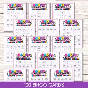 Może przedstawiać: Kolekcja 100 kart do gry w bingo do druku zatytułowanych 2000s Singalong Hits Music Bingo. Każda karta zawiera siatkę z tytułami piosenek i nazwami wykonawc&oacute;w w czarnym tekście na białym tle z kolorowym nagł&oacute;wkiem 2000s Singalong Hits Music Bingo.