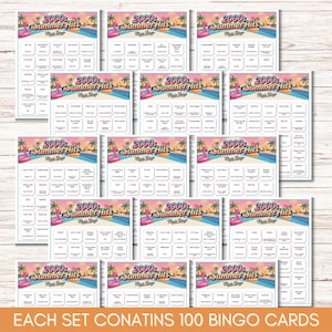 Puede incluir: Un conjunto de tarjetas de bingo con tem&aacute;tica de verano. Cada tarjeta presenta un dise&ntilde;o colorido con un flamenco, palmeras y el texto "2000s Summer Hits Music Bingo". La parte inferior de la imagen dice "EACH SET CONTAINS 100 BINGO CARDS."