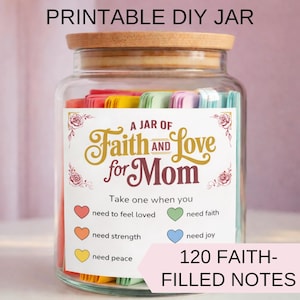 Może przedstawiać: Szklany słoik z drewnianą pokrywką, wypełniony kolorowymi notatkami. Słoik ma etykietę z napisem "A Jar of Faith and Love for Mom". Etykieta zawiera również tekst "Take one when you need to feel loved, need strength, need peace, need faith, need joy". Słoik zawiera 120 notatek pełnych wiary.