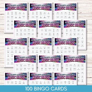Może przedstawiać: Zestaw 100 kart "80s Party Anthems Music Bingo". Każda karta ma kolorowy design z tytułem gry i siatką tytuł&oacute;w piosenek. Karty są ułożone na jasnej powierzchni z fakturą drewna.