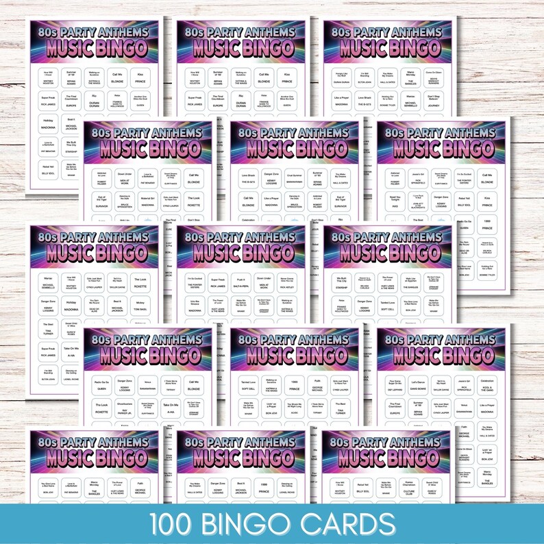 Może przedstawiać: Zestaw 100 kart "80s Party Anthems Music Bingo". Każda karta ma kolorowy design z tytułem gry i siatką tytuł&oacute;w piosenek. Karty są ułożone na jasnej powierzchni z fakturą drewna.