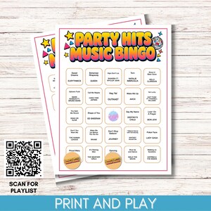 Puede incluir: Dos hojas de juego "Party Hits Music Bingo". Las tarjetas presentan un dise&ntilde;o colorido con t&iacute;tulos de canciones y nombres de artistas. Un c&oacute;digo QR para una lista de reproducci&oacute;n y el texto "Print and Play" tambi&eacute;n son visibles.