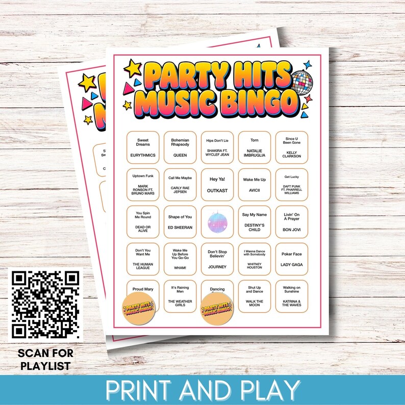 Puede incluir: Dos hojas de juego "Party Hits Music Bingo". Las tarjetas presentan un dise&ntilde;o colorido con t&iacute;tulos de canciones y nombres de artistas. Un c&oacute;digo QR para una lista de reproducci&oacute;n y el texto "Print and Play" tambi&eacute;n son visibles.