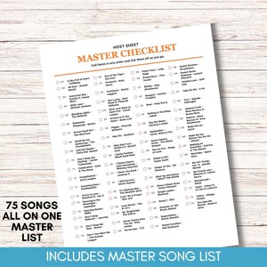 Puede incluir: Una hoja blanca con una lista de verificaci&oacute;n maestra de 75 canciones, incluidos t&iacute;tulos como "Bohemian Rhapsody" y "Poker Face". La hoja tiene el texto "Master Checklist" e "Includes Master Song List."