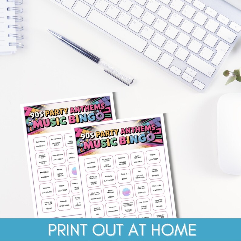 Peut inclure: Deux feuilles de jeu de bingo musical "90s Party Anthems" avec un design color&eacute;, pr&eacute;sentant des titres de chansons et des noms d'artistes. Un clavier, un stylo et une souris sont en arri&egrave;re-plan. Le texte "PRINT OUT AT HOME" est en bas.