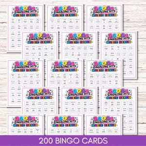 Puede incluir: Una colecci&oacute;n de 200 tarjetas de bingo imprimibles tituladas 2000s Singalong Hits Music Bingo. Cada tarjeta blanca presenta una cuadr&iacute;cula de t&iacute;tulos de canciones y nombres de artistas en negro, con el t&iacute;tulo en letras coloridas.