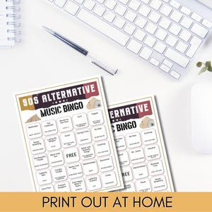 Op de afbeelding: Twee printbare 90s alternatieve muziek bingo kaarten. Elke kaart heeft een 5x5 raster met vakjes die bandnamen en songtitels bevatten. De kaarten zijn ontworpen om eruit te zien als vintage platenhoezen.