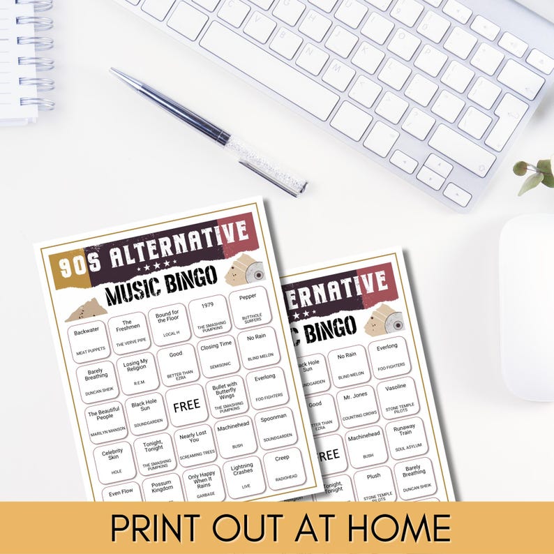 Op de afbeelding: Twee printbare 90s alternatieve muziek bingo kaarten. Elke kaart heeft een 5x5 raster met vakjes die bandnamen en songtitels bevatten. De kaarten zijn ontworpen om eruit te zien als vintage platenhoezen.