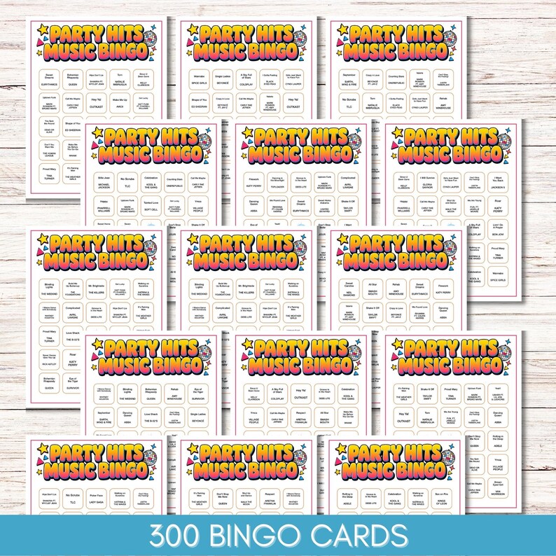 Puede incluir: Un conjunto de tarjetas de "Party Hits Music Bingo" con un dise&ntilde;o retro colorido. Cada tarjeta presenta una cuadr&iacute;cula de t&iacute;tulos de canciones. El texto "300 BINGO CARDS" est&aacute; en la parte inferior. Las tarjetas est&aacute;n dispuestas sobre una superficie de madera clara.