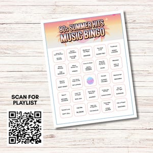 Puede incluir: Una colorida hoja de juego de bingo musical de los &eacute;xitos del verano de los 80 con t&iacute;tulos de canciones y nombres de artistas. La hoja presenta un gr&aacute;fico de puesta de sol y el texto "80s Summer Hits Music Bingo". Un c&oacute;digo QR y las palabras "Scan for Playlist" est&aacute;n en la esquina inferior izquierda.