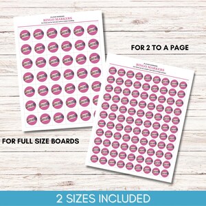 Peut inclure: Deux feuilles d'autocollants marqueurs de bingo. Chaque autocollant est un cercle rose avec du texte. Le texte sur les autocollants indique "PLAYER MARKERS BINGO MARKERS". Le texte "FOR FULL SIZE BOARDS" et "FOR 2 TO A PAGE" est &eacute;galement visible.