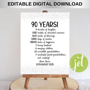 Puede incluir: Un cartel de cumpleaños imprimible para un 90 cumpleaños con un fondo de purpurina plateada. El cartel enumera el número de décadas, meses, semanas, días y horas en 90 años. También incluye el texto "¡90 AÑOS!" y "Anna Green 11 DE AGOSTO DE 2025".