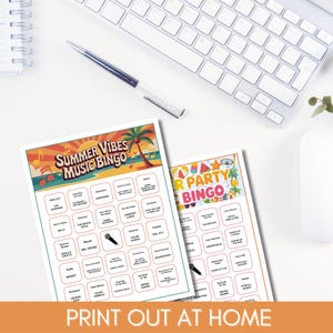 Puede incluir: Dos tarjetas de bingo coloridas con tem&aacute;tica de verano, con t&iacute;tulos de canciones y el texto "Summer Vibes Music Bingo" y "Summer Party Bingo". Un teclado, un bol&iacute;grafo y un rat&oacute;n est&aacute;n en el fondo. La frase "Print Out At Home" est&aacute; en la parte inferior.