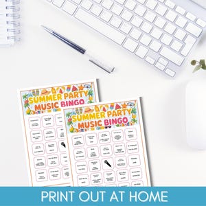 Puede incluir: Dos hojas de juego "Summer Party Music Bingo" con gr&aacute;ficos coloridos con tem&aacute;tica de verano, un teclado, un bol&iacute;grafo y un rat&oacute;n de ordenador sobre una superficie blanca. El texto "Print Out At Home" est&aacute; en la parte inferior.