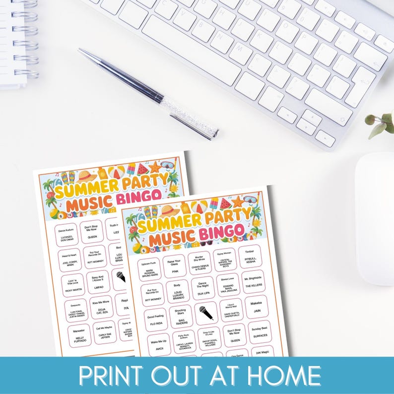 Puede incluir: Dos hojas de juego "Summer Party Music Bingo" con gr&aacute;ficos coloridos con tem&aacute;tica de verano, un teclado, un bol&iacute;grafo y un rat&oacute;n de ordenador sobre una superficie blanca. El texto "Print Out At Home" est&aacute; en la parte inferior.