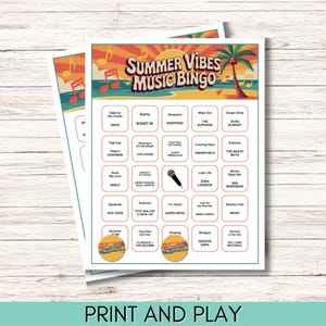 Pode incluir: Duas cartas de bingo impressas com tema de ver&atilde;o. As cartas apresentam o texto "Summer Vibes Music Bingo" com t&iacute;tulos de m&uacute;sicas e nomes de artistas. O fundo inclui notas musicais, um sol e uma palmeira. A frase "Print and Play" est&aacute; na parte inferior.