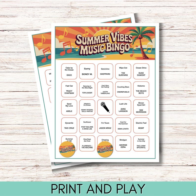 Pode incluir: Duas cartas de bingo impressas com tema de ver&atilde;o. As cartas apresentam o texto "Summer Vibes Music Bingo" com t&iacute;tulos de m&uacute;sicas e nomes de artistas. O fundo inclui notas musicais, um sol e uma palmeira. A frase "Print and Play" est&aacute; na parte inferior.
