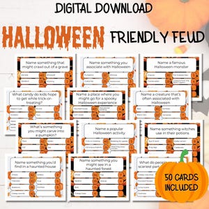Op de afbeelding: Vijftig Halloween-spelkaarten met oranje en zwarte pompoenen en tekst. Elke kaart heeft een vraag over Halloween, zoals "Noem iets dat je in een spookbos zou kunnen zien" of "Welk snoep hopen kinderen te krijgen tijdens trick-or-treating?"