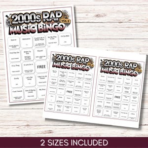 Puede incluir: Dos tarjetas de juego de bingo de m&uacute;sica rap de los a&ntilde;os 2000. Las tarjetas presentan un dise&ntilde;o negro, blanco y dorado con t&iacute;tulos de canciones y nombres de artistas. El texto "2 SIZES INCLUDED" est&aacute; en la parte inferior.