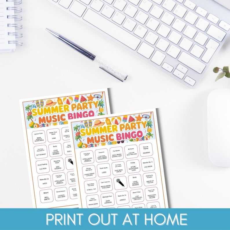 Puede incluir: Dos hojas de juego "Summer Party Music Bingo" con gr&aacute;ficos tem&aacute;ticos de verano. Las hojas presentan cuadr&iacute;culas de bingo con t&iacute;tulos de canciones y un mensaje "Print Out At Home". Un teclado, un bol&iacute;grafo y un rat&oacute;n est&aacute;n en el fondo.