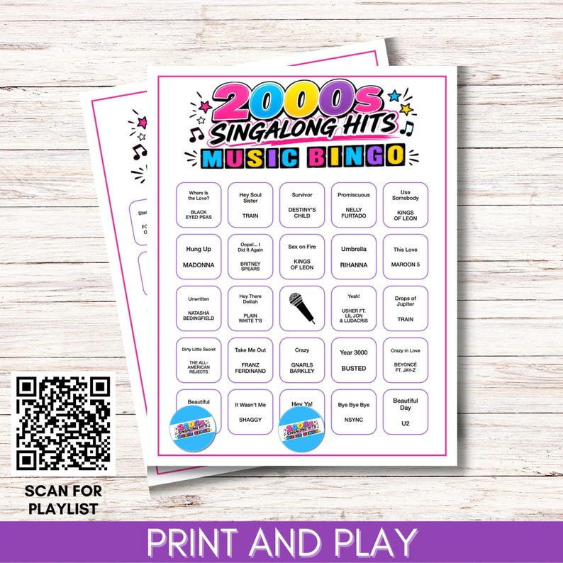 Puede incluir: Una tarjeta de juego de bingo musical 2000s Singalong Hits con una cuadr&iacute;cula de t&iacute;tulos de canciones y nombres de artistas, incluyendo un icono de micr&oacute;fono en el centro. La tarjeta tiene un borde rosa, texto colorido y dos marcadores azules. Incluye un c&oacute;digo QR.