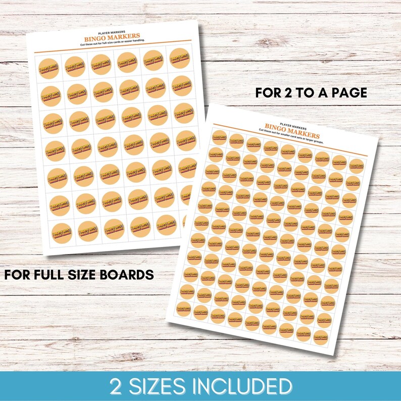 Puede incluir: Se muestran dos hojas de marcadores de bingo. Cada marcador es un c&iacute;rculo beige con un cuadro de texto rectangular marr&oacute;n y rojo. El texto dice "Bingo Markers". Una hoja est&aacute; etiquetada como "For Full Size Boards" y la otra "For 2 to a Page". El texto "2 Sizes Included" est&aacute; en la parte inferior.