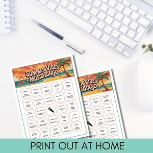 Pode incluir: Duas cartelas de bingo impressas com tema de ver&atilde;o, com o texto "Summer Vibes Music Bingo" e um design tropical. As cartelas est&atilde;o em uma superf&iacute;cie branca com um teclado, caneta e mouse no fundo. A frase "Print Out At Home" est&aacute; na parte inferior.