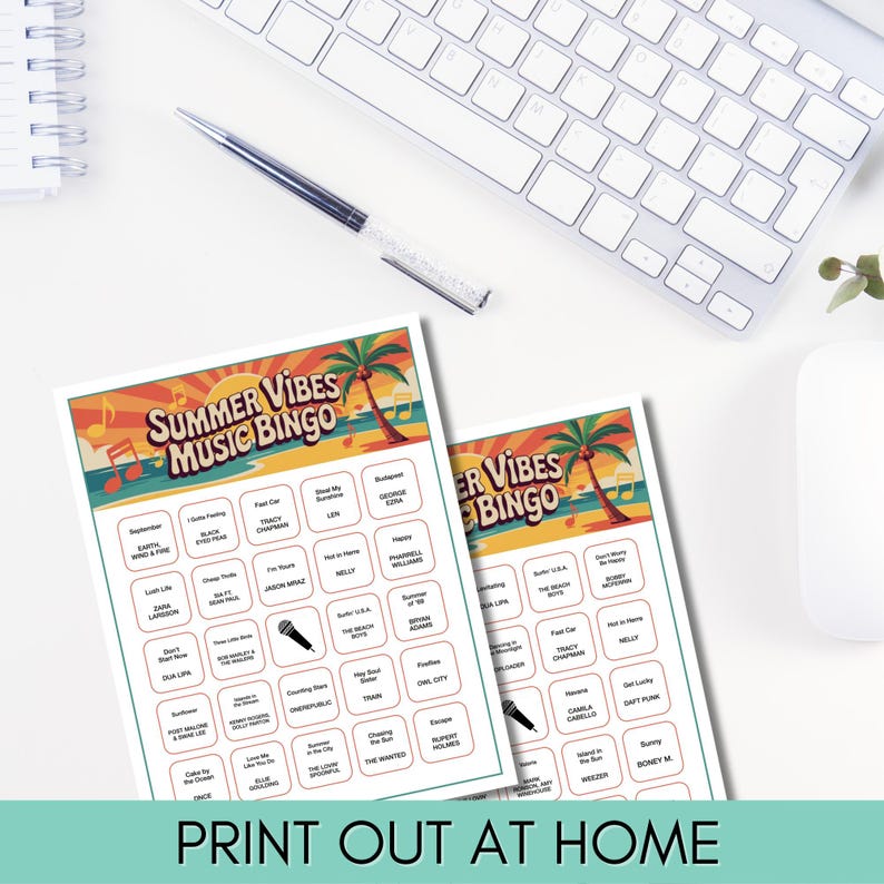 Pode incluir: Duas cartelas de bingo impressas com tema de ver&atilde;o, com o texto "Summer Vibes Music Bingo" e um design tropical. As cartelas est&atilde;o em uma superf&iacute;cie branca com um teclado, caneta e mouse no fundo. A frase "Print Out At Home" est&aacute; na parte inferior.