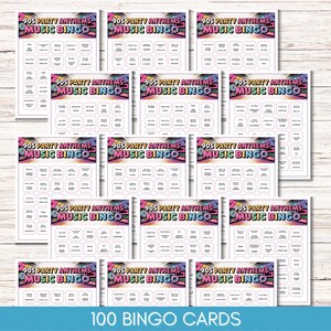 Peut inclure: Un ensemble de 100 cartes de bingo sur le th&egrave;me des ann&eacute;es 90. Chaque carte affiche le texte "90S PARTY ANTHEMS MUSIC BINGO" dans un design color&eacute;. Les cartes de bingo sont blanches et comportent une grille de cases avec des titres de chansons.