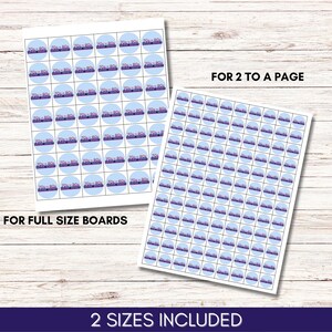 Pode incluir: Duas folhas de adesivos imprim&iacute;veis com fundo azul e c&iacute;rculos brancos. Os c&iacute;rculos t&ecirc;m um design roxo e rosa com o texto "70s - 80s" dentro. A folha superior tem 9 linhas de 7 c&iacute;rculos, e a folha inferior tem 14 linhas de 14 c&iacute;rculos. O texto "FOR FULL SIZE BOARDS" est&aacute; na parte inferior da folha superior, e o texto "FOR 2 TO A PAGE" est&aacute; na parte superior da folha inferior. O texto "2 SIZES INCLUDED" est&aacute; na parte inferior da imagem.