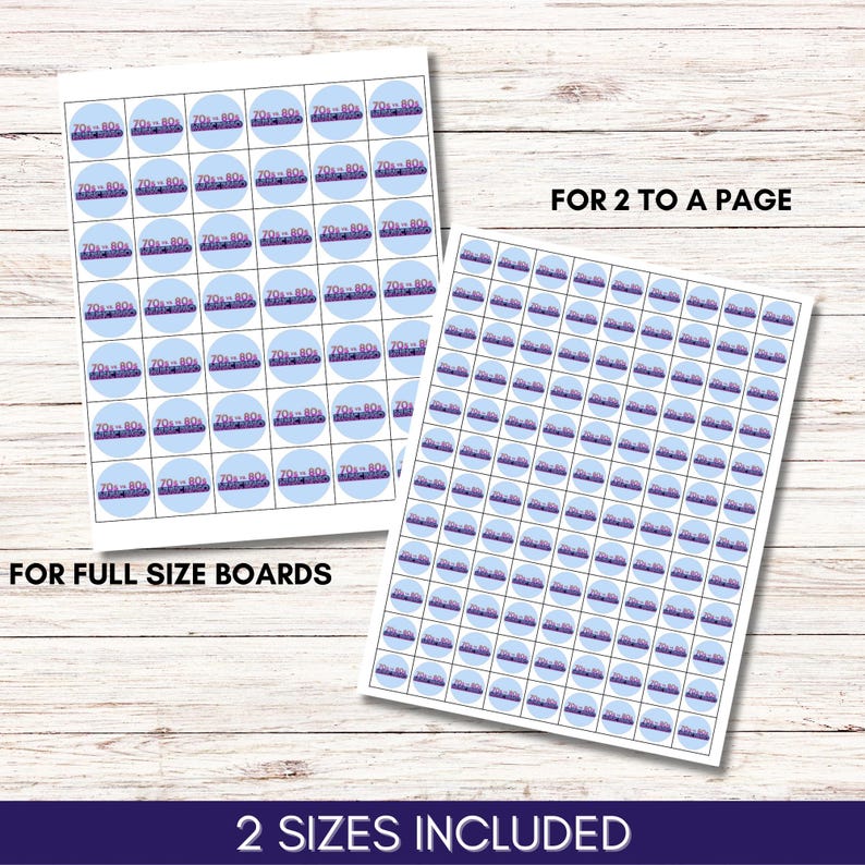 Pode incluir: Duas folhas de adesivos imprim&iacute;veis com fundo azul e c&iacute;rculos brancos. Os c&iacute;rculos t&ecirc;m um design roxo e rosa com o texto "70s - 80s" dentro. A folha superior tem 9 linhas de 7 c&iacute;rculos, e a folha inferior tem 14 linhas de 14 c&iacute;rculos. O texto "FOR FULL SIZE BOARDS" est&aacute; na parte inferior da folha superior, e o texto "FOR 2 TO A PAGE" est&aacute; na parte superior da folha inferior. O texto "2 SIZES INCLUDED" est&aacute; na parte inferior da imagem.