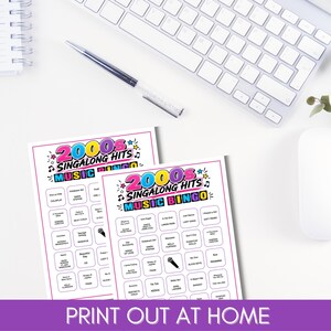 Puede incluir: Dos hojas de papel blanco con un juego de bingo musical 2000s Singalong Hits. Cada tarjeta contiene una cuadr&iacute;cula con t&iacute;tulos de canciones y nombres de artistas, decorada con texto colorido e iconos de notas musicales sobre fondo blanco.