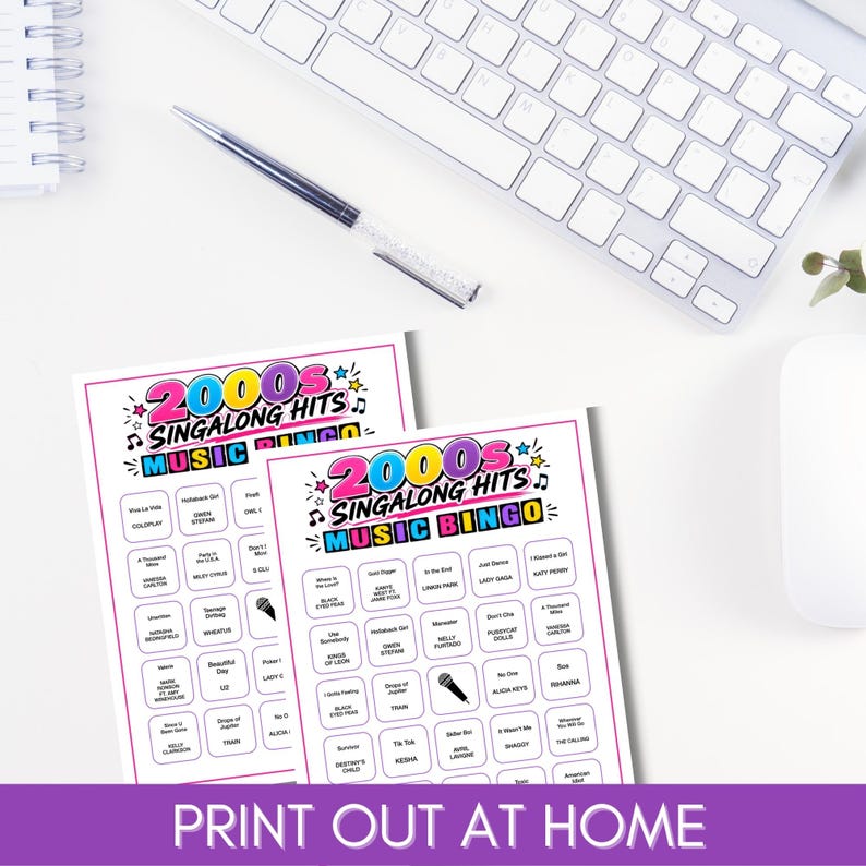 Puede incluir: Dos hojas de papel blanco con un juego de bingo musical 2000s Singalong Hits. Cada tarjeta contiene una cuadr&iacute;cula con t&iacute;tulos de canciones y nombres de artistas, decorada con texto colorido e iconos de notas musicales sobre fondo blanco.