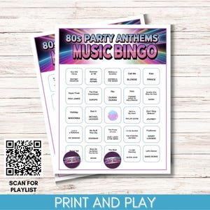 Może przedstawiać: Dwa arkusze kart do gry w Bingo z muzyką z lat 80. Karty mają kolorowy design z tytułami piosenek i nazwiskami wykonawc&oacute;w. Kod QR do playlisty znajduje się w lewym dolnym rogu. Słowa "Print and Play" znajdują się na dole.
