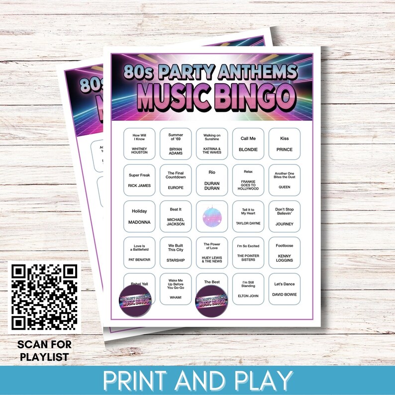 Może przedstawiać: Dwa arkusze kart do gry w Bingo z muzyką z lat 80. Karty mają kolorowy design z tytułami piosenek i nazwiskami wykonawc&oacute;w. Kod QR do playlisty znajduje się w lewym dolnym rogu. Słowa "Print and Play" znajdują się na dole.