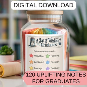 以下が含まれることがあります： 木製の蓋が付いたガラス瓶に、カラフルなメモが詰まっています。「A Jar of Wisdom for Graduates」と書かれたラベルには、モチベーションや感謝などのカテゴリーが記載されています。「120 Uplifting Notes for Graduates」というテキストも表示されています。