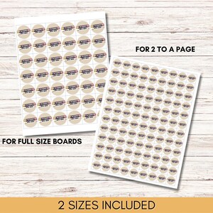 Op de afbeelding: Twee vellen papier met daarop gedrukte cirkels. De cirkels bevatten een logo met de tekst "The Alternatives Art Board". De tekst "For Full Size Boards" is gedrukt onderaan het linker vel. De tekst "For 2 to a Page" is gedrukt bovenaan het rechter vel. De tekst "2 Sizes Included" is gedrukt onderaan de afbeelding.