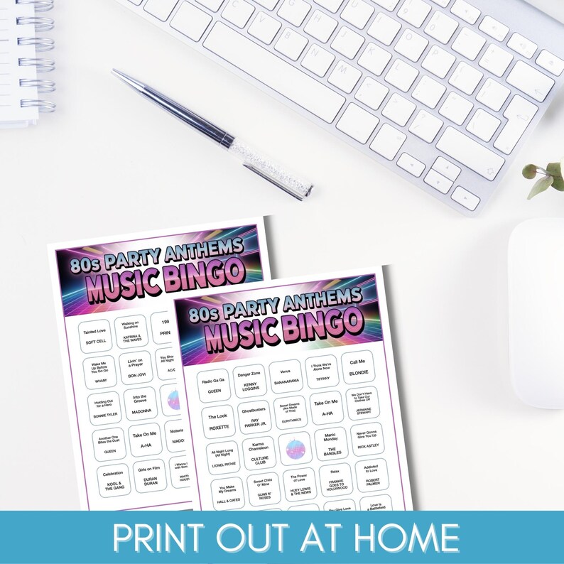 Może przedstawiać: Dwie karty do gry "80s Party Anthems Music Bingo" z klawiaturą, długopisem i myszą w tle. Karty mają kolorowy design z tytułami piosenek. Tekst "Print Out At Home" znajduje się na dole.