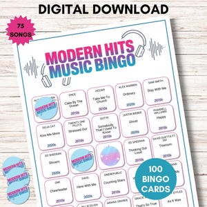 以下が含まれることがあります： 75曲と100枚のビンゴカードを備えた、印刷可能なモダンヒットミュージックビンゴゲーム。デザインはピンクと紫の色使いで、曲名とアーティスト名が特徴です。「デジタルダウンロード」の文字が上部にあります。