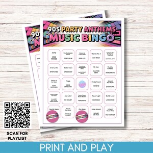 Peut inclure: Deux feuilles de cartes de bingo musical 90's Party Anthems. Les cartes pr&eacute;sentent un design color&eacute; avec des titres de chansons et des noms d'artistes. Le texte "Print and Play" est en bas. Un code QR est dans le coin inf&eacute;rieur gauche.