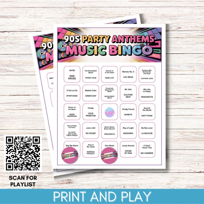 Peut inclure: Deux feuilles de cartes de bingo musical 90's Party Anthems. Les cartes pr&eacute;sentent un design color&eacute; avec des titres de chansons et des noms d'artistes. Le texte "Print and Play" est en bas. Un code QR est dans le coin inf&eacute;rieur gauche.