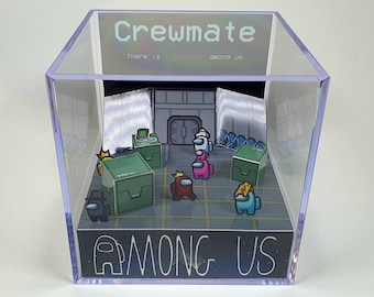 Könnte beinhalten: Eine transparente Acryl-Vitrine mit einem Diorama des beliebten Videospiels Among Us. Das Diorama zeigt mehrere Charaktere in verschiedenen Farben, darunter Rot, Blau, Grün und Pink. Der Text "Crewmate" und "There is 1 imposter among us" ist oben auf der Vitrine sichtbar. Der Boden der Vitrine trägt die Aufschrift "Among Us".