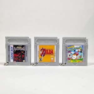 ゲームボーイ カートリッジ キーチェーン ミニチュア カスタマイズ可能 - プレミアム品質 傷防止 & 防水 - ゲーマー向けキーチェーン