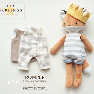 Puede incluir: Un patrón de costura PDF para un mameluco con un tutorial fotográfico. El patrón es para una muñeca o un animal de peluche. La imagen muestra un mameluco a cuadros marrón y blanco en una muñeca y un zorro con un mameluco a rayas con una corona.