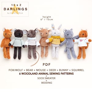 Pode incluir: Apresentação de seis padrões de costura de animais da floresta de pelúcia, incluindo uma raposa, lobo, urso, rato, veado, coelho e esquilo. Cada animal tem cerca de 15 cm de altura e veste um pequeno suéter de meia. A imagem também inclui o texto "10 x 2 Darlings by Victoria Zhuk."
