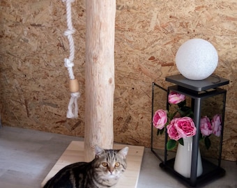 Krabpaal "RUDIMENTARY" gemaakt van echt boomhout, ook geschikt voor gebruik buitenshuis.