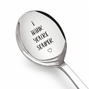 Op de afbeelding: Een zilveren lepel met de tekst "Ik vind je super" gegraveerd op de voorkant. Een klein hartje is gegraveerd onder de tekst.