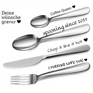 Op de afbeelding: Vier bestekdelen met gegraveerde spreuken. De bovenste lepel zegt "Coffee Queen" en "Spooning since 2021". De tweede lepel zegt "Chop it like it hot". Het mes zegt "I Forking Love You".